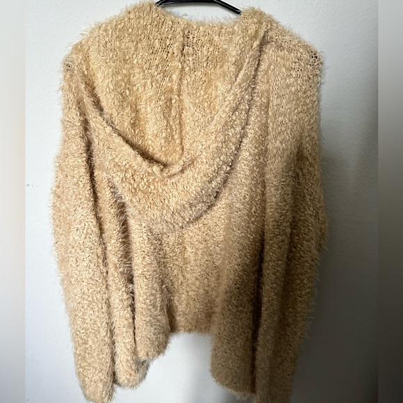 Fuzzy Sweater with hood - Picture 2 of 2